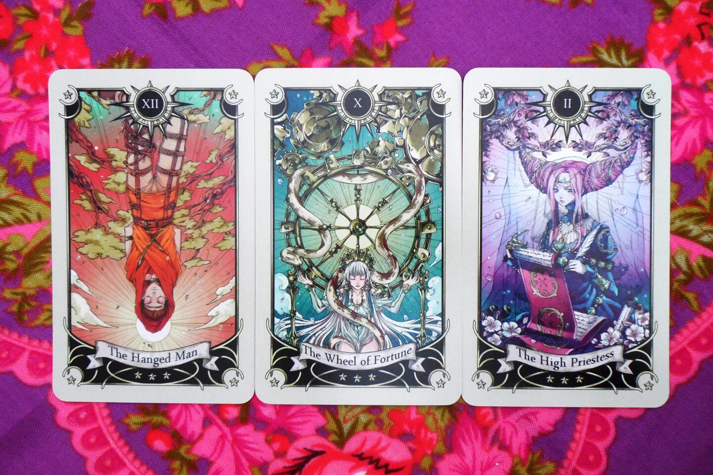 Какие таро поставить на обои. Poisoncage Tarot. Таро Samhain Deck галерея. Карты Таро красные. Японские карты Таро.