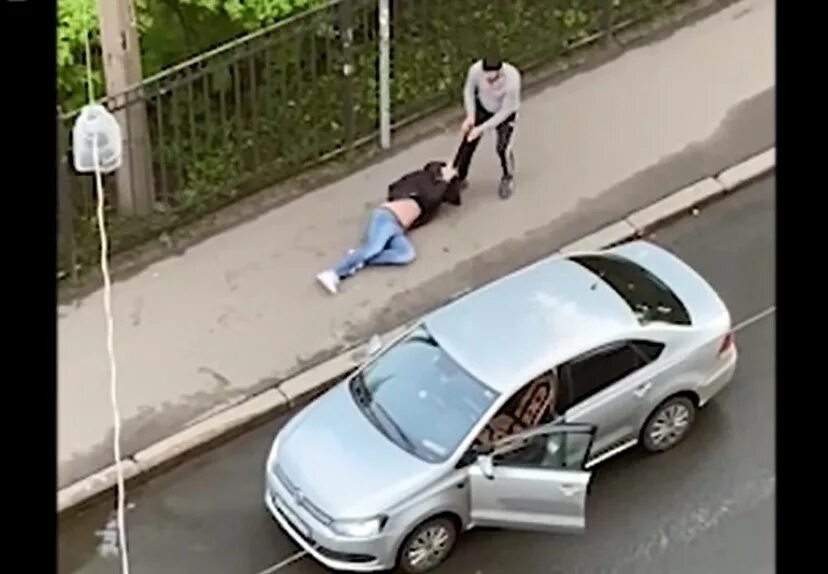 Таксист выкинул девушку. Избили водителя таксиста. убийство пассажиров в такси. таксист избил пассажира. таксист блоггер убийца.