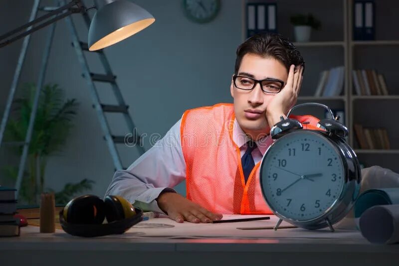 Normal working hours. Архитектор устал. на работе допоздна фото. working long hours. часы долгие.