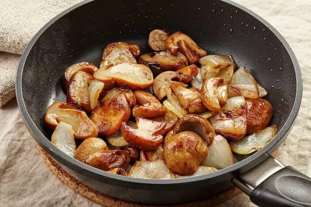 Маринованные грибы можно жарить с картошкой. Жареные грибы. белые грибы жареные. жареные грибы на сковороде. ӂ̈ӑ̈р̆̈ӗ̈н̆̈ы̆̈ӗ̈ г̆̈р̆̈й̈б̆̈ы̆̈.