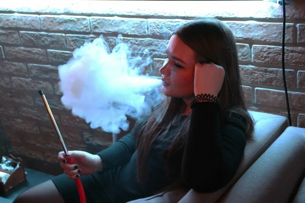 парень курит кальян. парить кальян. парень курит вейп. парень с кальяном. человек в дыму.