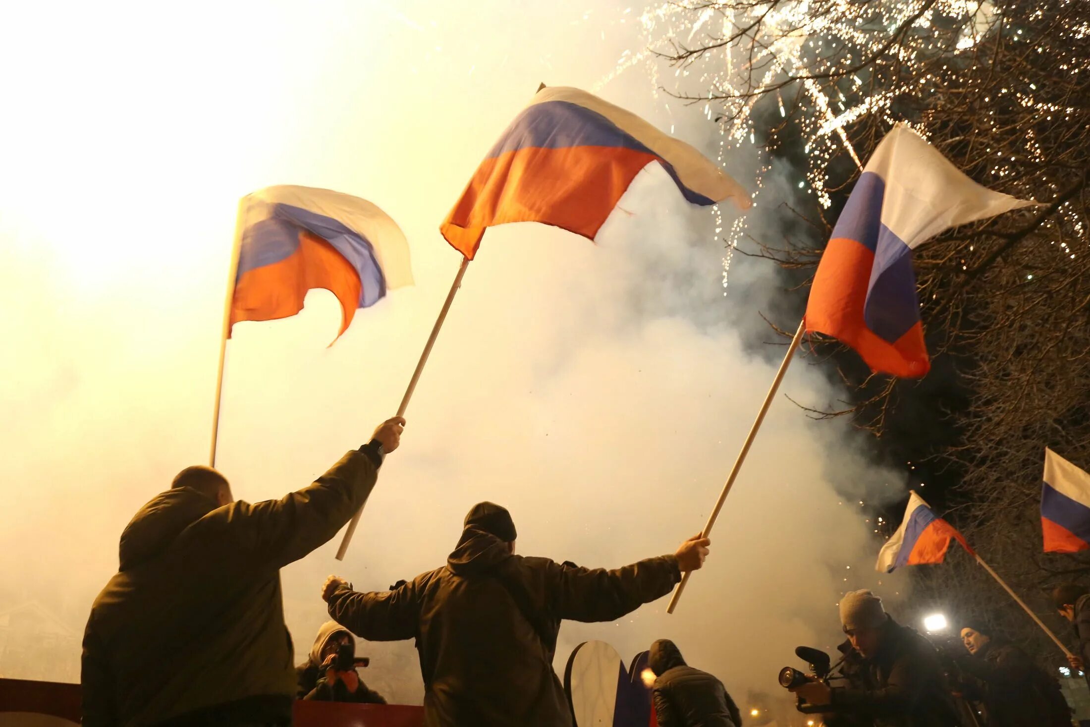 Русский флаг в киеве. Признание независимости украины. Флаг днр и лнр. Признание независимости украины. Салют на донбассе.