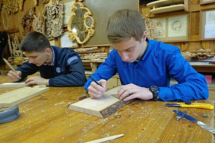 Техники художественной обработки древесины. Художественная обработка древесины. Художественная обработка изделий из древесины. Художественная отделка изделий из древесины. Художественно Прикладная обработка древесины.