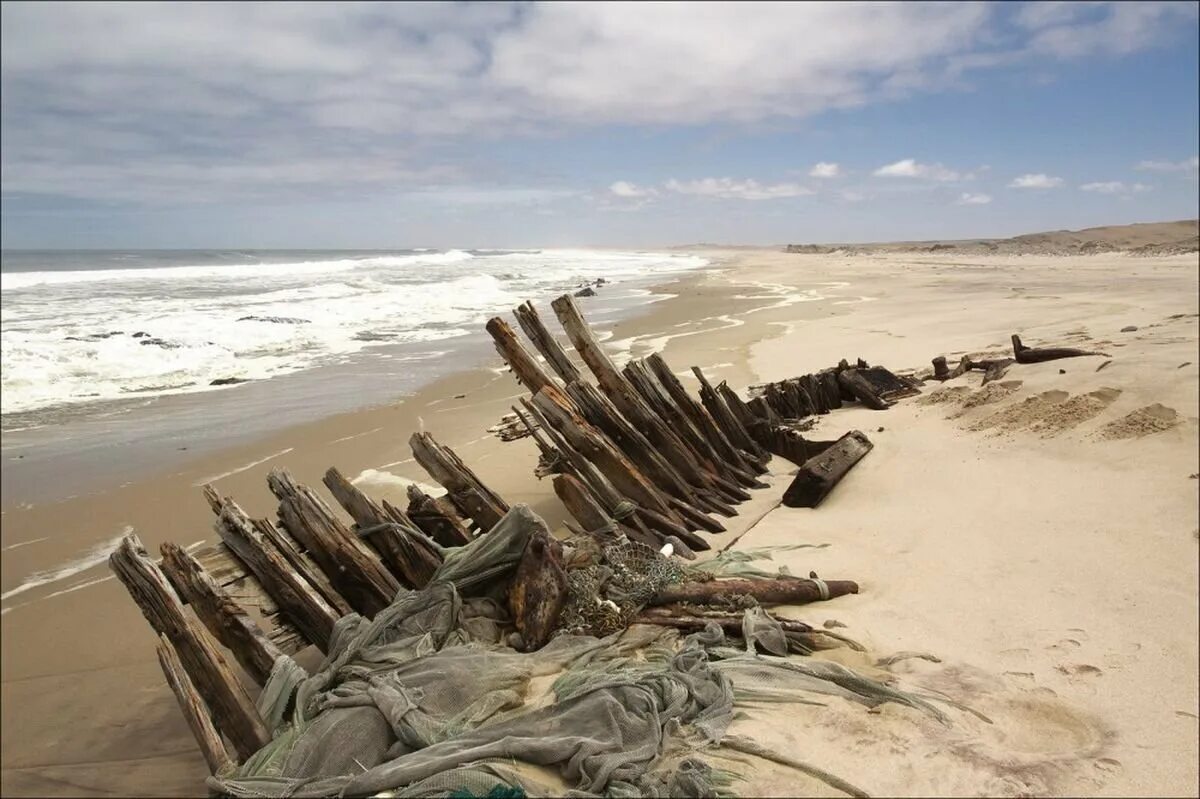 Намибия берег скелетов (Skeleton Coast). Национальный парк берег скелетов в Африке. Парк берег скелетов Намибия. Пляж скелетов Намибия.