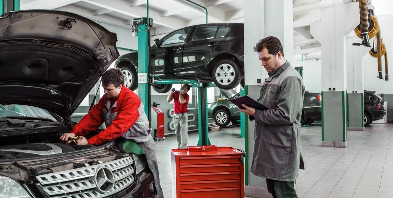 Автомастерская. Автомобиль в сервисе. Техническое обслуживание авто. Автомобиль в автосервисе.