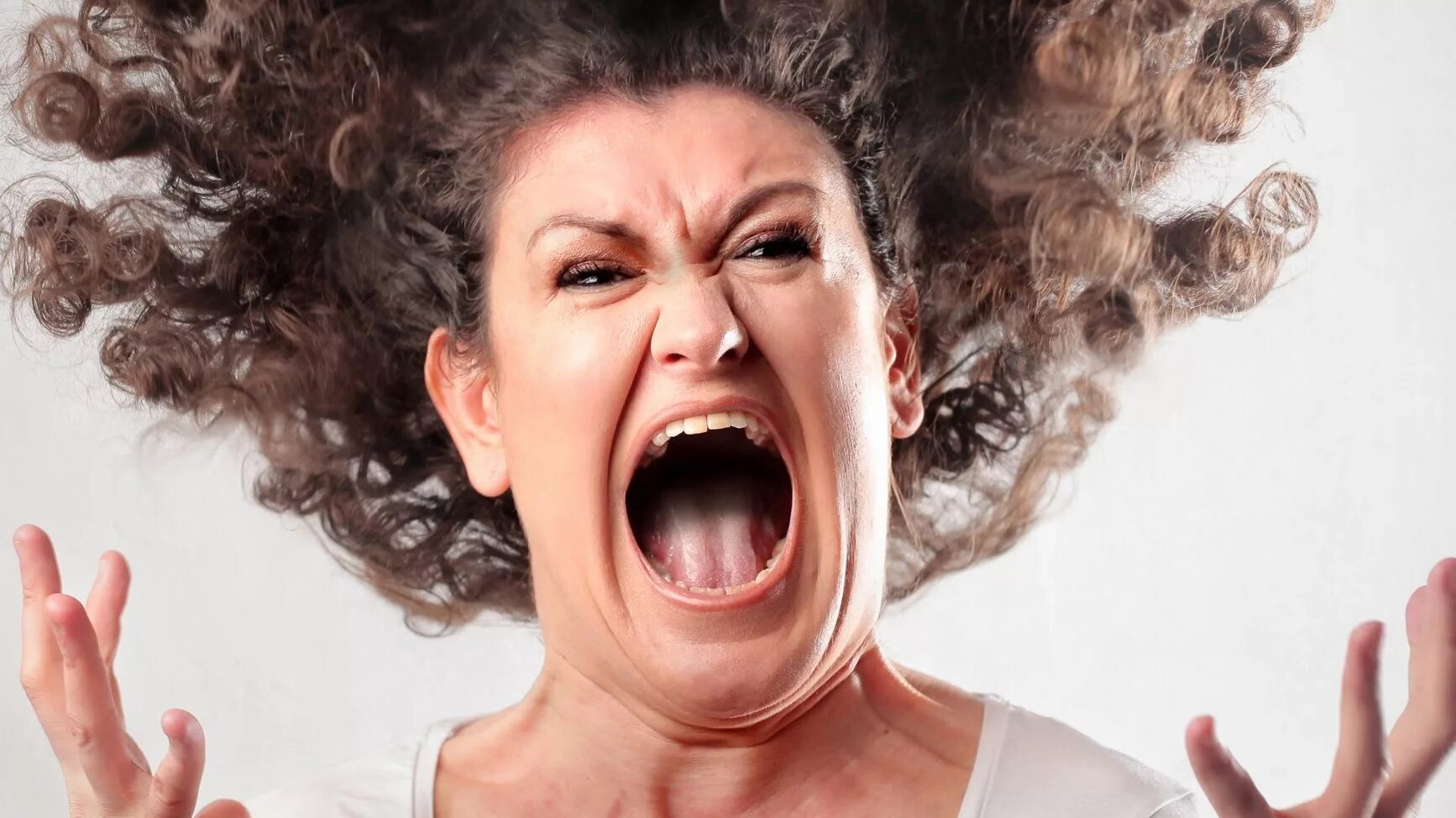 Кричащая девушка. Раздражительный человек. Гнев. Злость агрессия. Женщина в гневе фото.