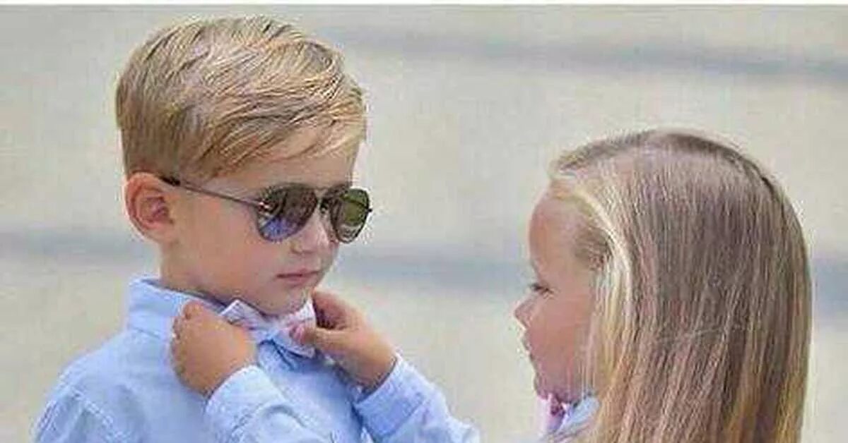 Мальчик ухаживает. Заботиться о младших. Дерево для детей. Мальчик ухаживает. Мальчик и девочка в садике.