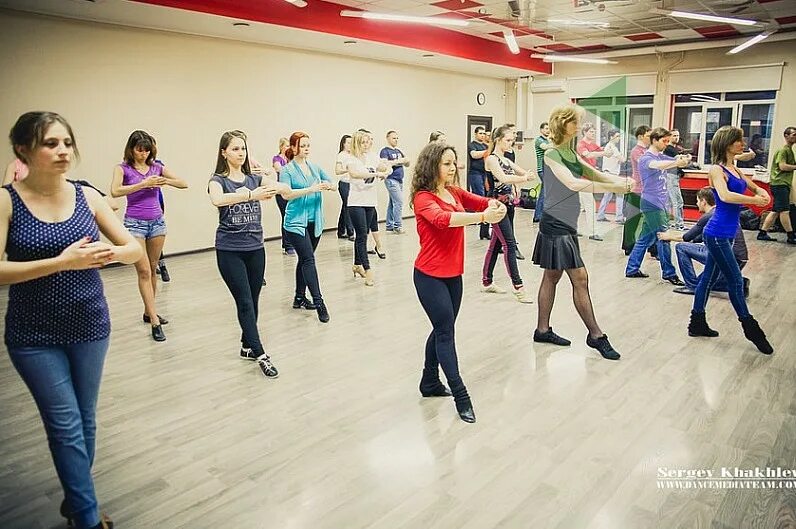 Зал для танцев. Интерьер зала для танцев. Ивара студия танца. Ивара студия танца. Аренда зала вологда.