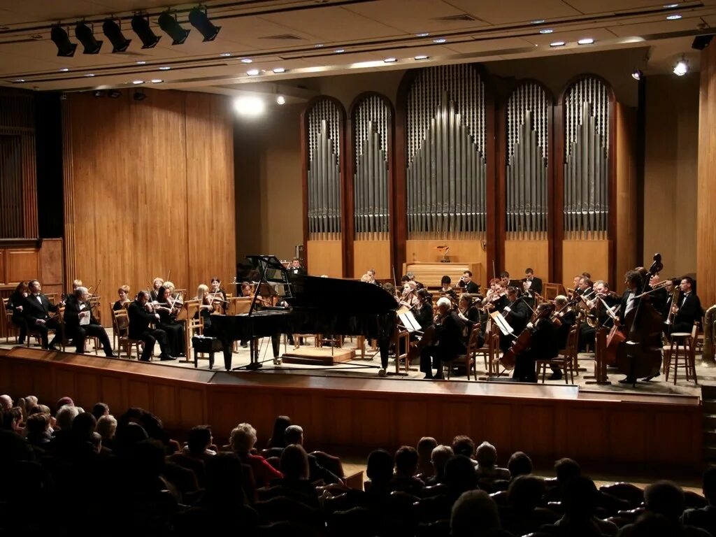 Свердловская государственная академическая филармония екатеринбург. Оркестр русских народных инструментов саратовской консерватории. Симфонический зал. Оркестр органной музыки. Органный концерт в великобритании католический храм.