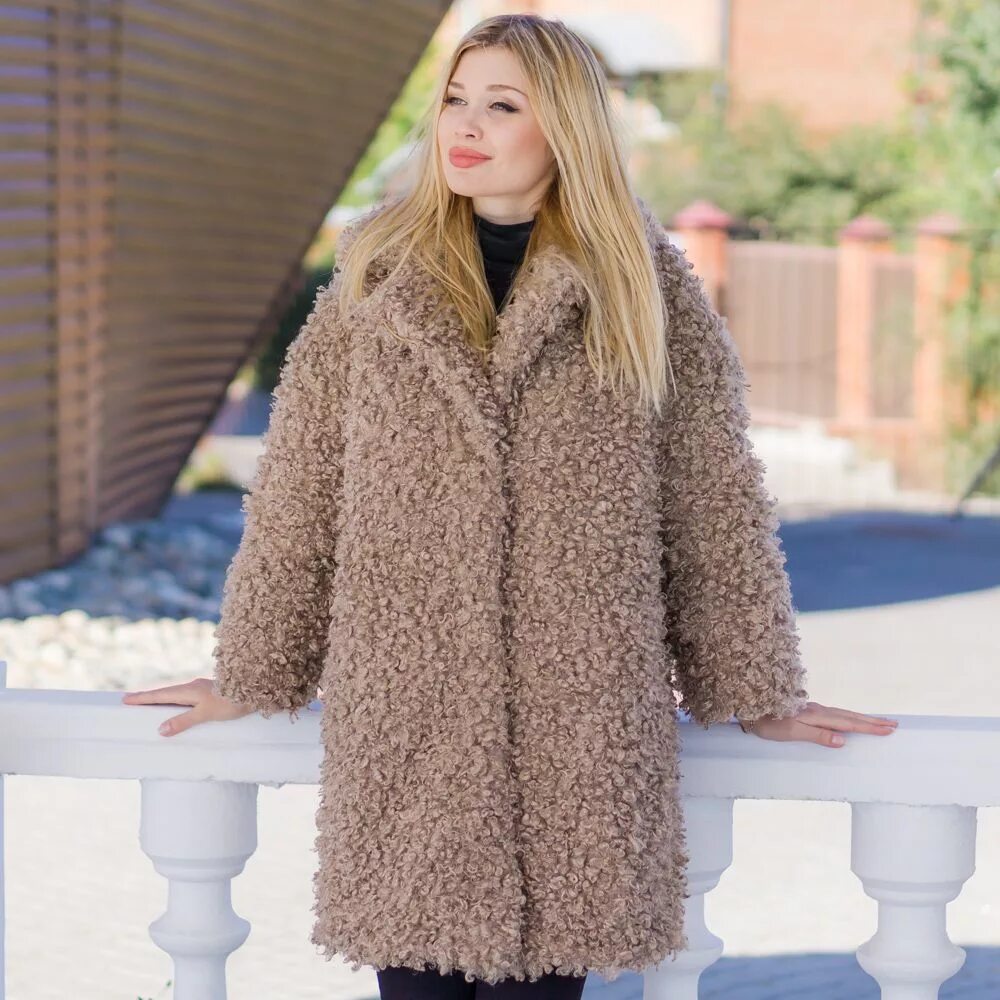 Шапка для экошубы. Зимняя одежда для женщин. Мутоновые шубы 2022. Женщина в шубе. Под теплой шубой.