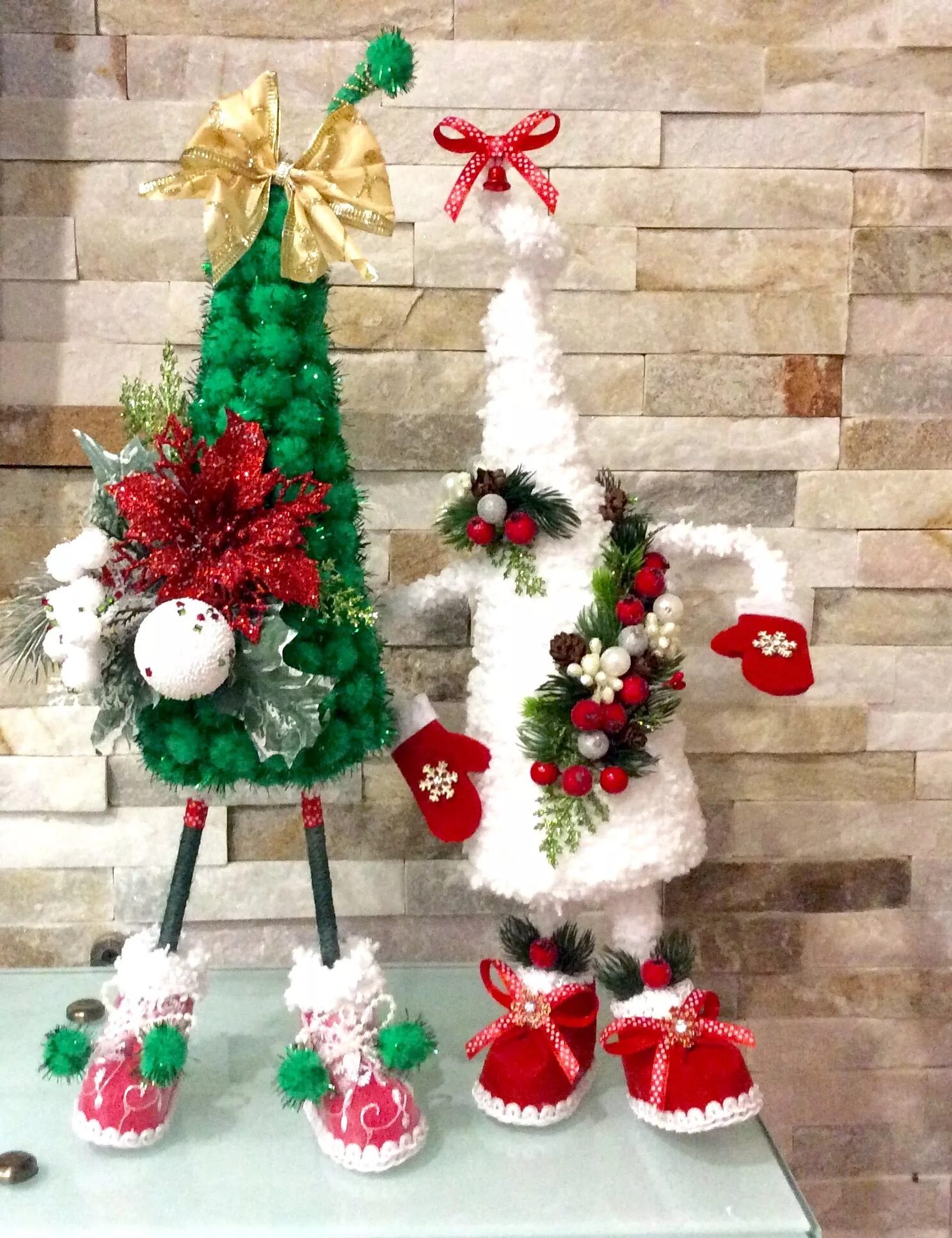 Елка на ножке. Елка топотушка снегурочка. Елочка топотушка с дедом морозом. Поделка новогодняя елка на ножках. Новогодняя поделка елка в сапожках.