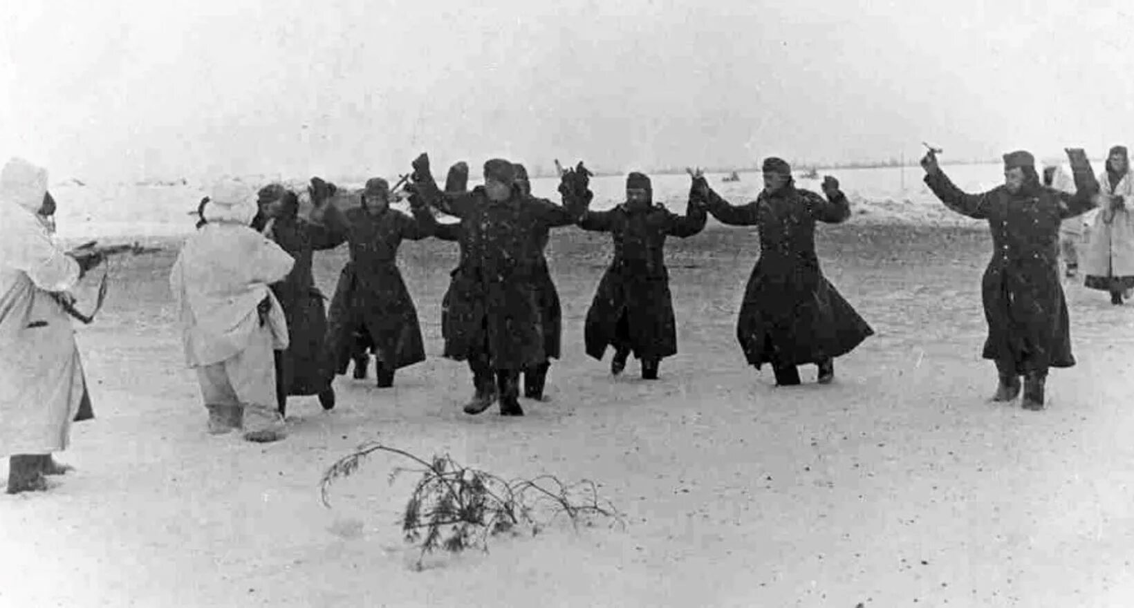 Бой в плену. Сталинградская битва сдача в плен немцев. Сталинградская битва пленные. Немцы сдаются в плен в Сталинграде. Сталинградская битва немецкие военнопленные.