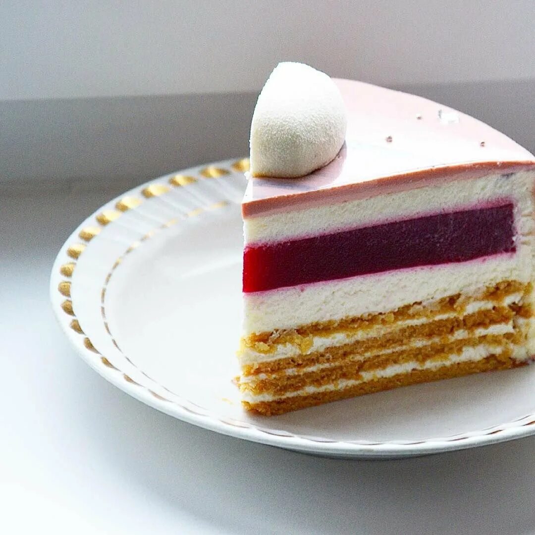 Торт с вишневой конфи. Торт "клубничный пломбир". Торт красный бархат с вишневым конфи. Торт с прослойкой конфи. Маковый торт с кремом чиз.