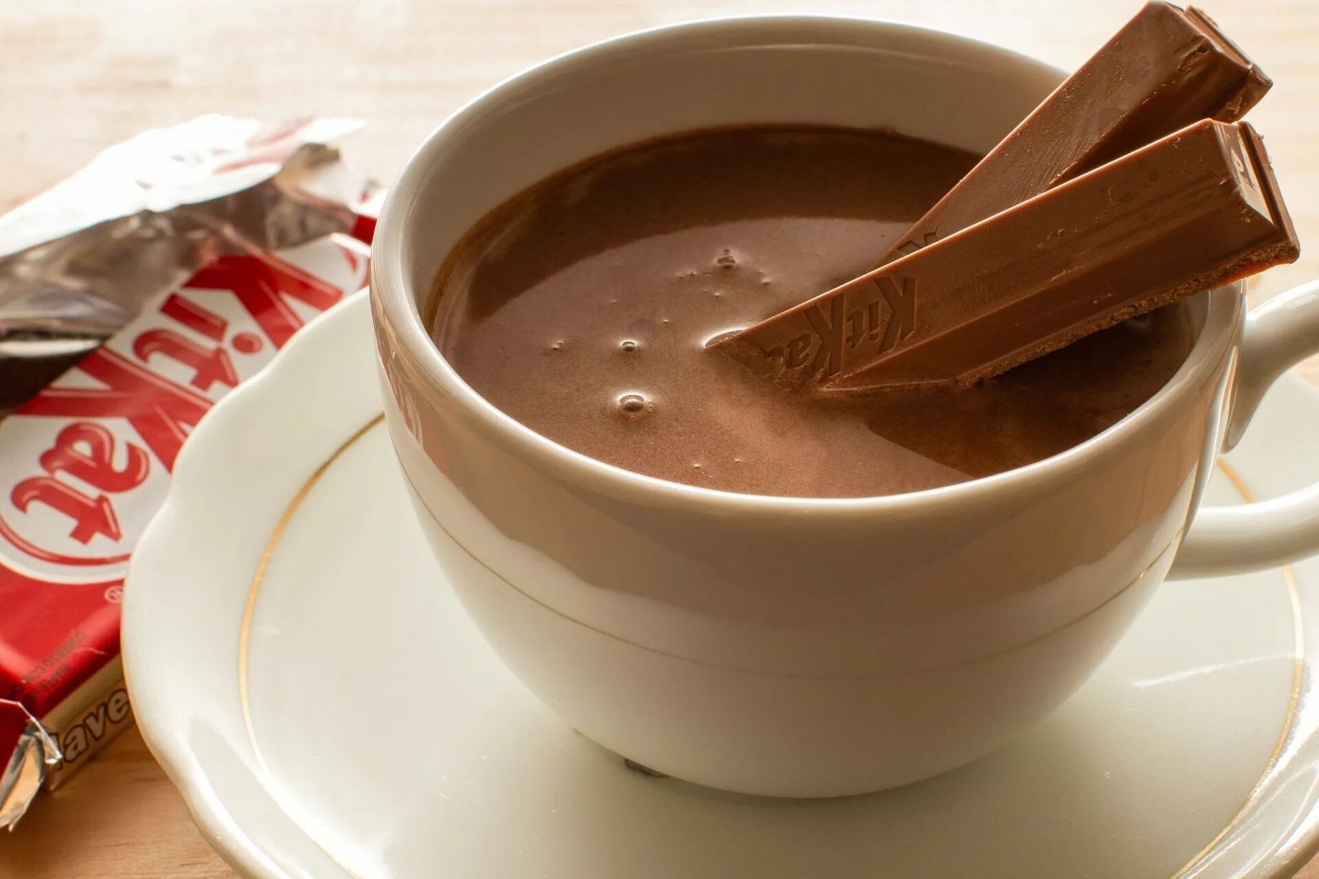 Кон горячий. Горячий шоколад. Какао горячий шоколад. Шоколад напиток. Кофе с молоком.