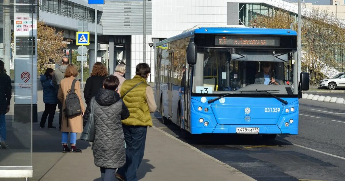 Какой автобус лучше. Дмитровская метро автобус. Mos транспорт. Москва остановка пассажиры. Автобус 865.