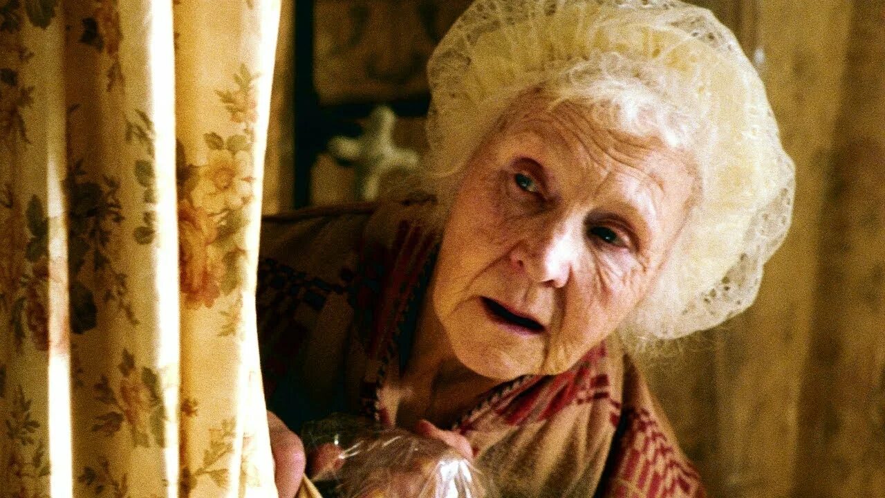 Кэти дайан томлин. Бабушка улыбается фото. Grandmother movies. Бабушка фото картинки. Бабушка эстетика.