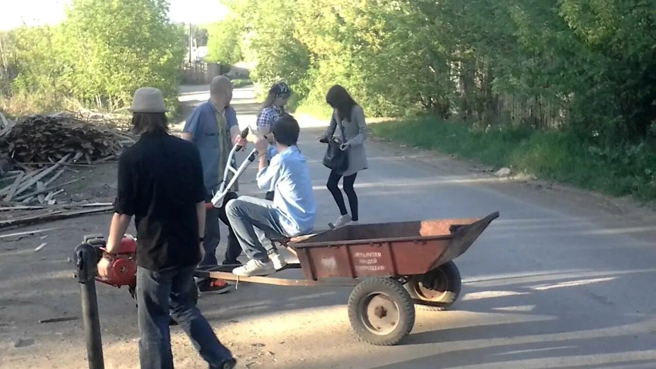 Мотоблок без прав. Езда на мотоблоке. Ездить на мотоблоке. Ездить на мотоблоке с прицепом. Мужик на мотоблоке с прицепом.