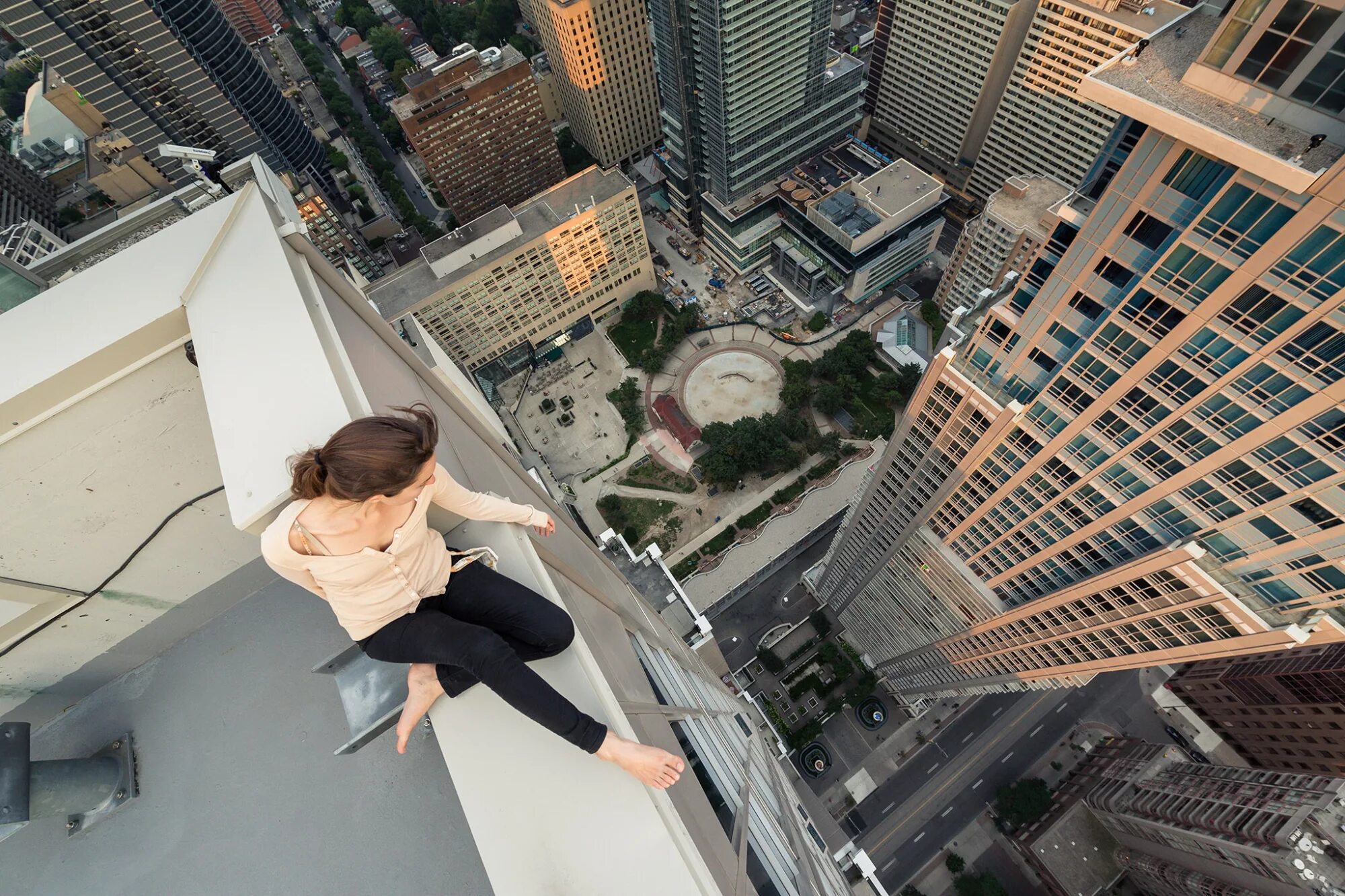 Fear of heights. Акрофобия фобия. Страх высоты. Крыша высотки. Фотосессия на крыше.