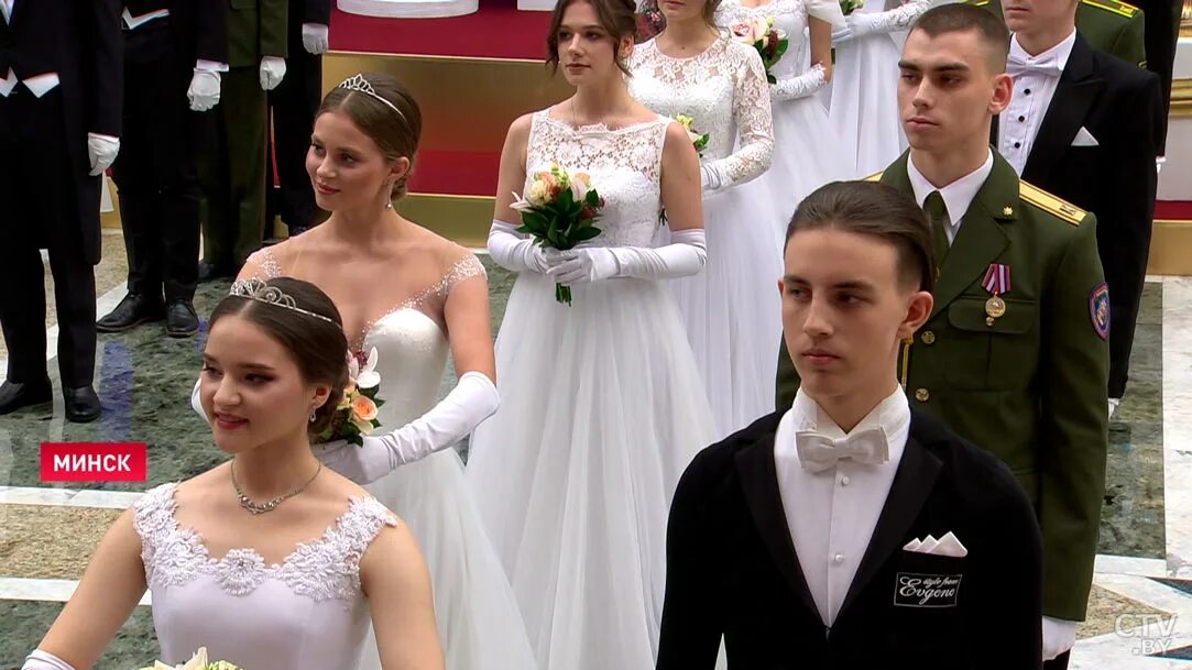 новогодний президентский бал 2022. лукашенко танцует вальс. александр лукашенко и мария василевич. бал в белоруссии лукашенко 2024. лукашенко бал дворец независимости.