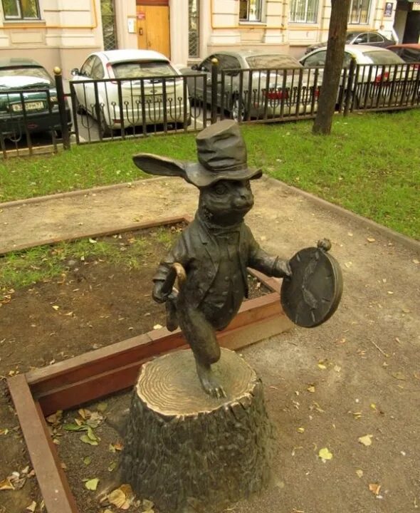 В каком городе установлен памятник героям. Памятник кролику из алисы в стране чудес в москве. памятники литературным героям алиса. памятник белому кролику в москве. памятник алиса в стране чудес в москве.