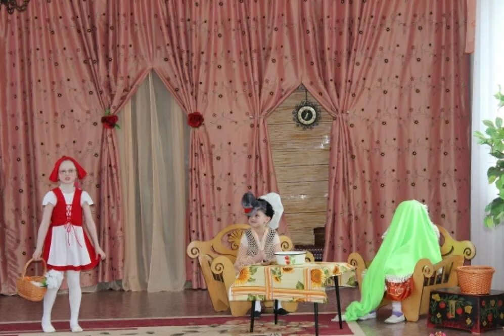 Инсценировка красная шапочка. Красная шапочка инсценировка на новый лад. Дети разыгрывают сценку. Драматизация сказку красную шапочку. Инсценировка сказки красная шапочка.