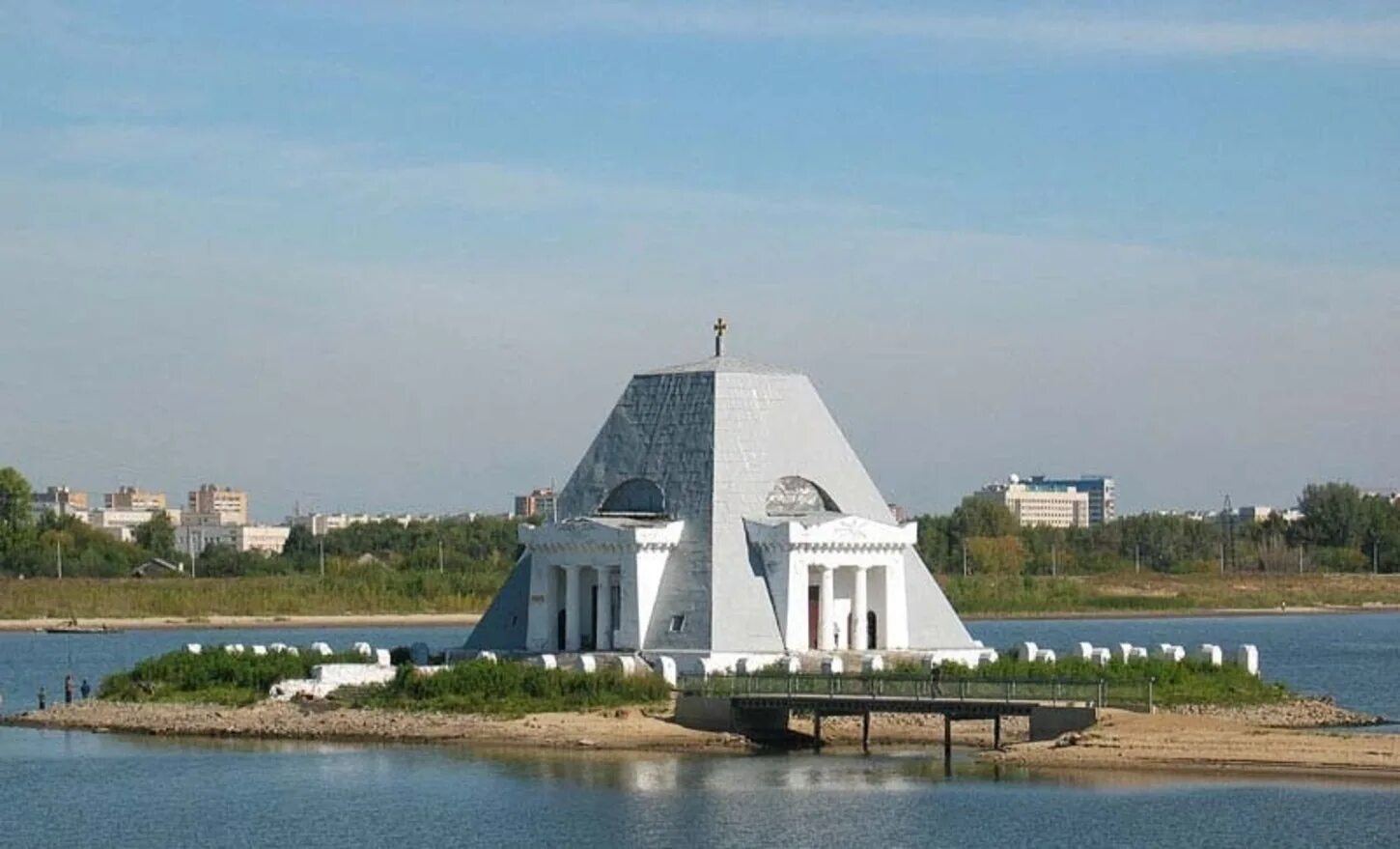 Храм Нерукотворного образа Спасителя Казань. Храм памятник павшим воинам Казань. Храм-памятник воинам павшим при взятии Казани в 1552. Храм-памятник Спаса Нерукотворного. Казань пала