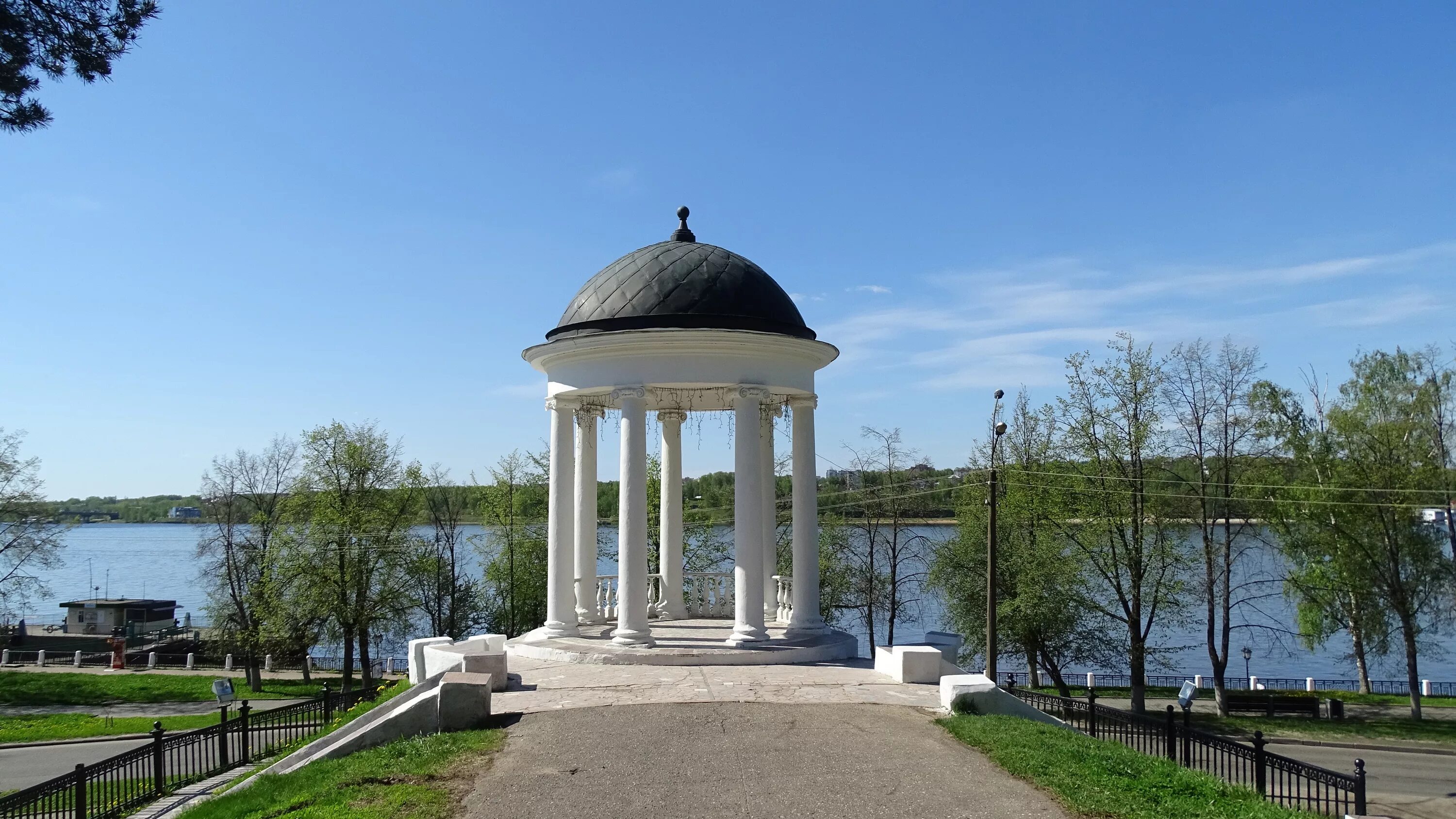 Беседки на набережной. Беседка Островского в Костроме. Город Кострома беседка Островского. Кострома беседка Островского Волга. Беседка Островского на набережной в Костроме.