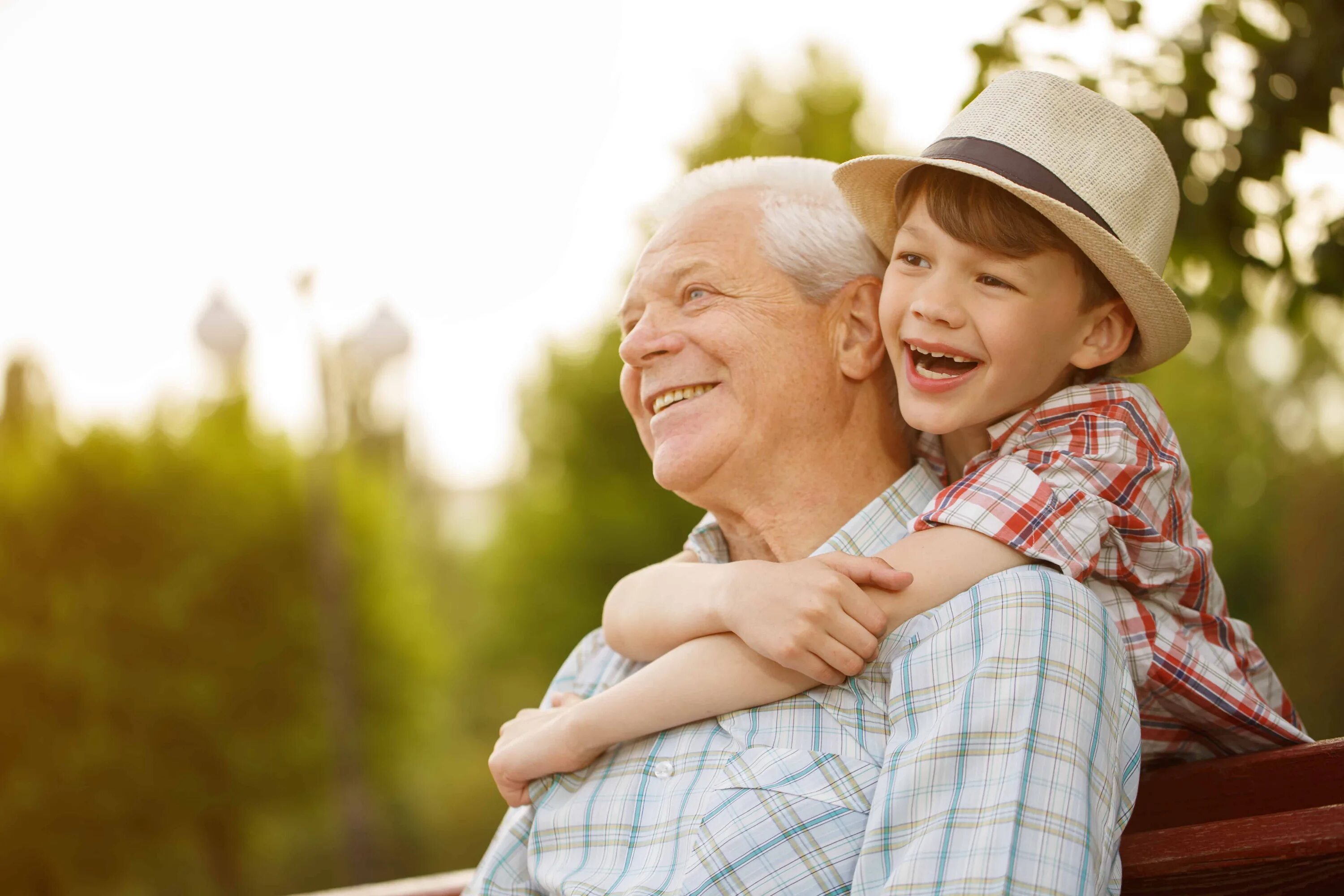 Do your grandparents. Бабушка дедушка и внуки. Дедушка и внук. Бабушка и дедушка с внуками. Пенсионеры и дети.