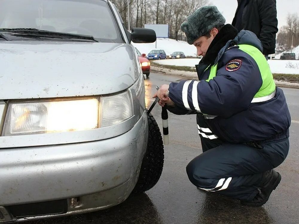 Штраф за летнюю резину зимой. ДПС на дороге. Штраф за шины не по сезону. Инспектор ДПС. Дорожные штрафы гибдд