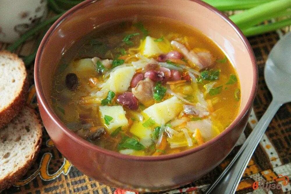 Грибные щи со свежей капустой. Щи из квашеной капусты с фасолью. фасолевый суп с квашеной капустой. щи с квашеной капустой и фасолью. щи из квашеной капусты с грибами.