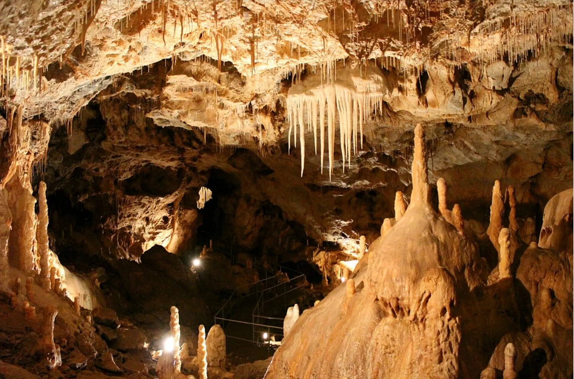 Медвежья пещера Румыния. Урочище медвежья пещера Коми. Пещера Скэришоара Румыния. Mother natures cave