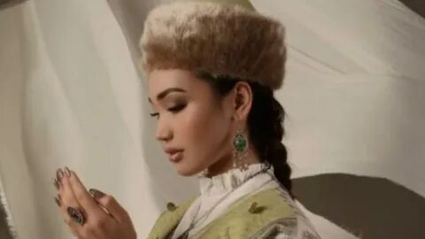 Порно оның бетіне отырады