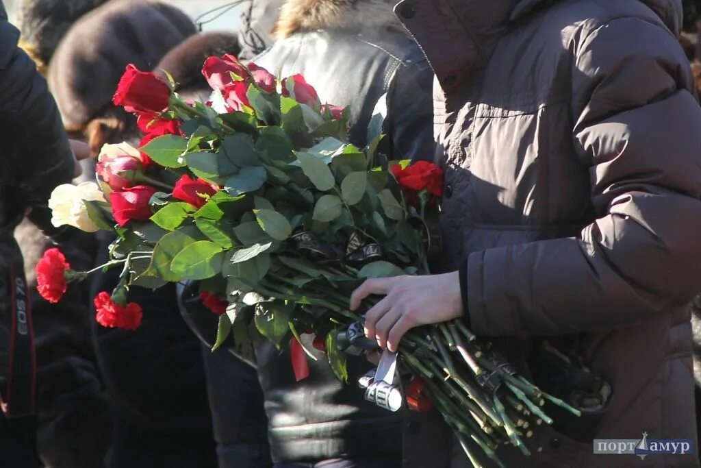 Прощание официально. Прощание с погибшими в керчи. Прощаются с жертвами крокуса. Прощаются с жертвами крокуса. Прощание с василисой в школе.