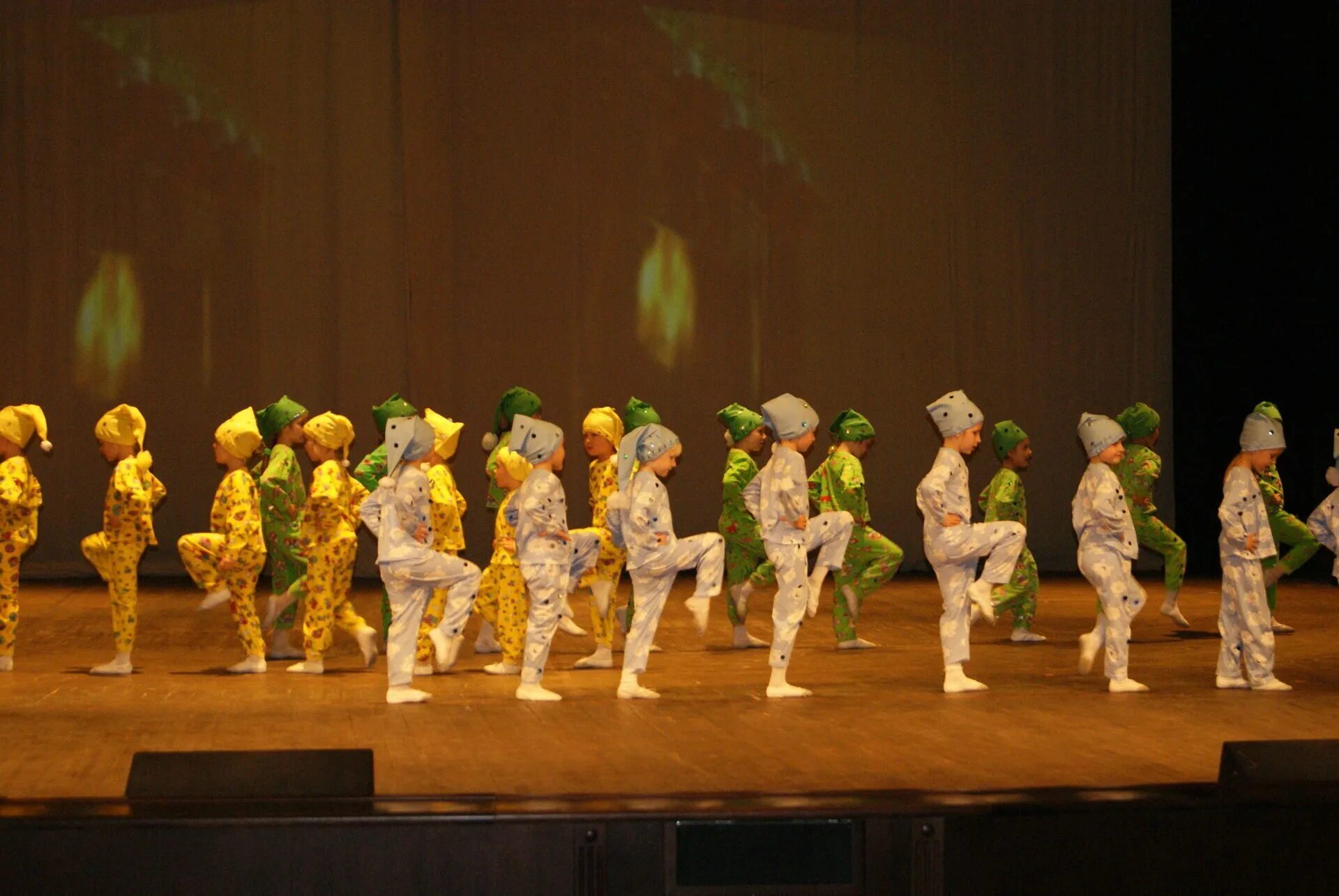 гномы на утреннике в детском саду. гномики в детском саду утренник. костюм гномика для танца. детский танец гномов. танец белоснежки и гномов в детском саду.