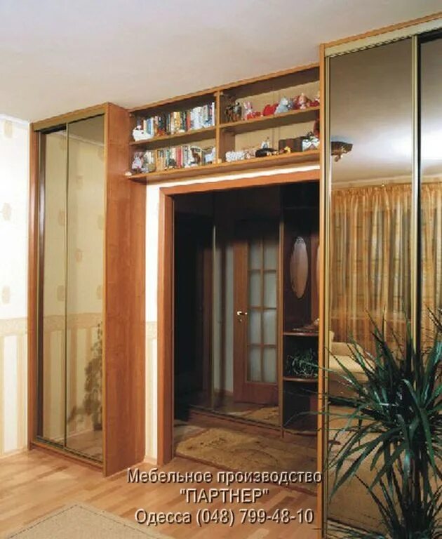 Шкаф купе над дверным проемом. Шкаф вокруг двери. Шкафы купе дверными проемами. Шкаф в проеме. Встроенные шкафы вокруг двери.