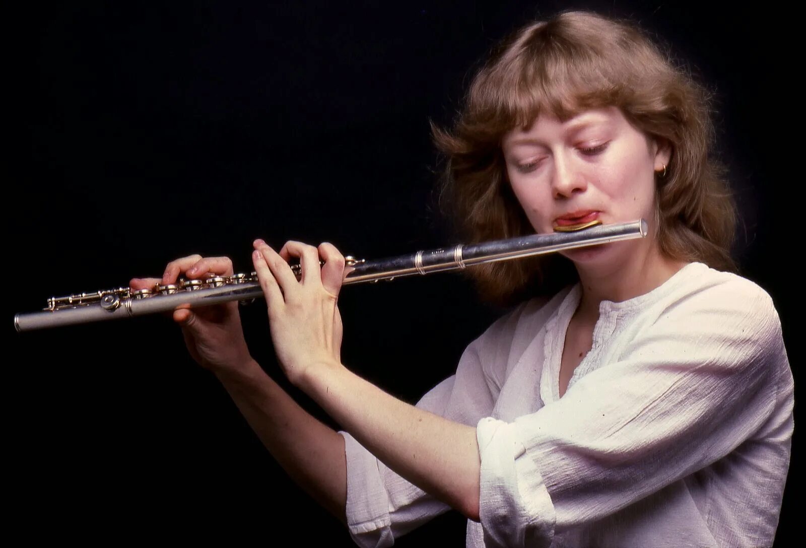 Играющий на флейте. Софья Апасова флейта. Игра на флейте референс. Девушка с флейтой. Человек с флейтой.