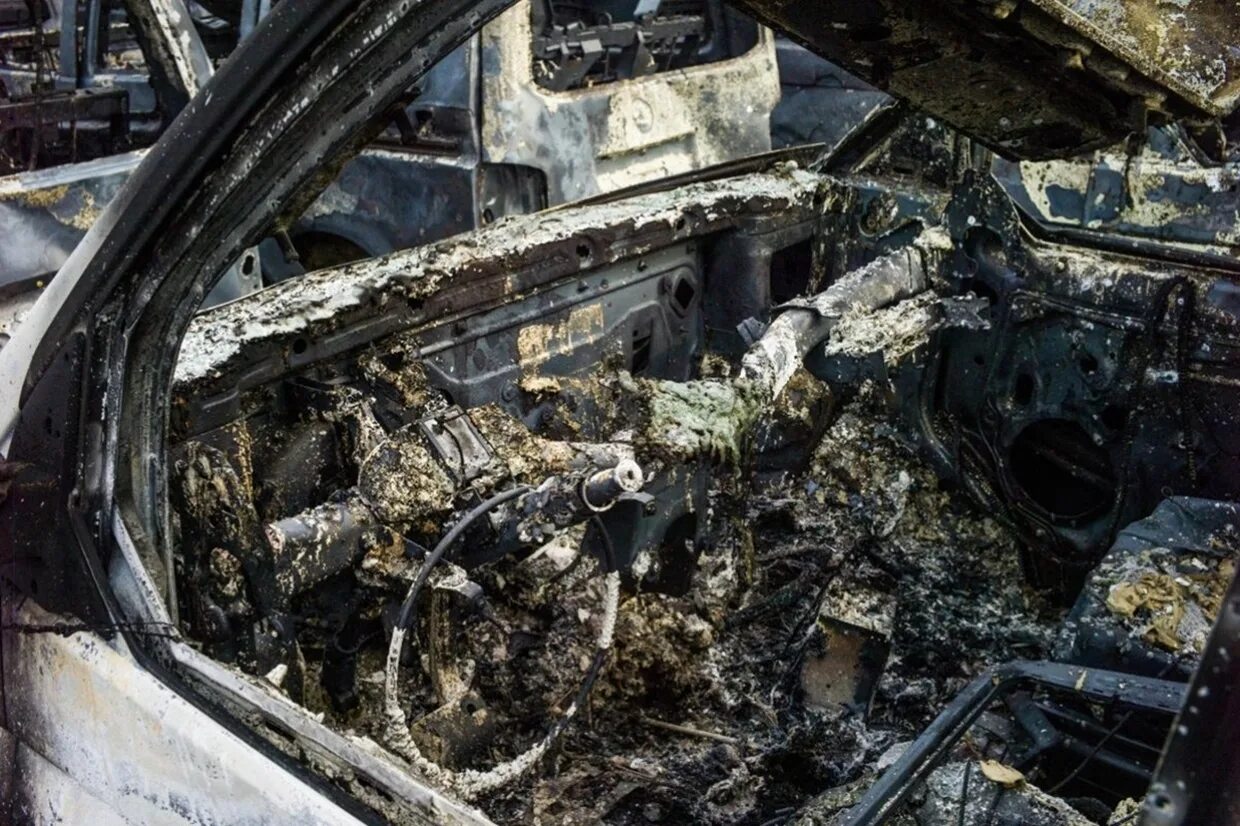 Машина после взрыва. Куски тела после взрыва.