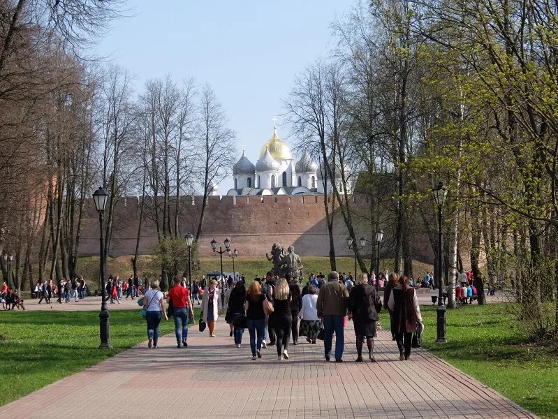 Туристы в новгороде. Кремль детинец в великом новгороде. Великий новгород сверху. Великий новгород туризм. Новгород туристический сайт.