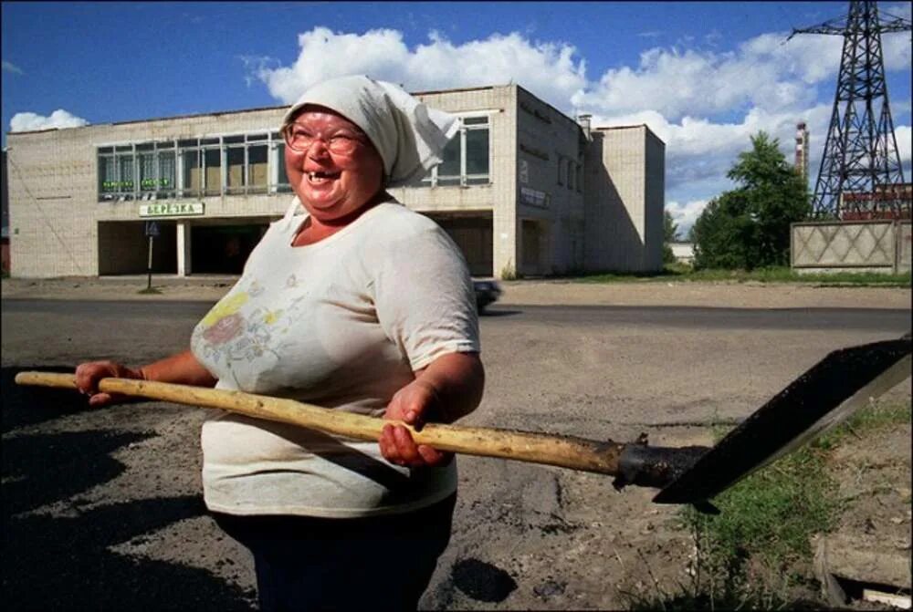 Женщина с лопатой. Тетка с лопатой. Бабушка с лопатой. Толстая девушка с лопатой. Мега тетки