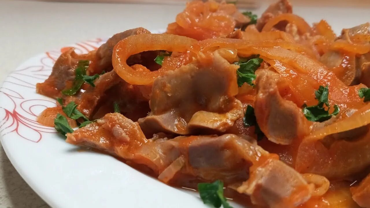 Как вкусно приготовить желудочки куриные на сковороде. Куриные желудочки в томатном соусе. Гуляш из куриных желудков. Желудки в соусе. Куриные желудки в соусе.