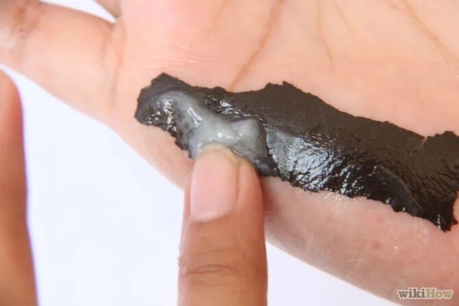 Смола на коже. Пятно от смолы на одежде. Печать полимерной смолой. Окаменевшая смола сосны. Древесная смола на одежде.