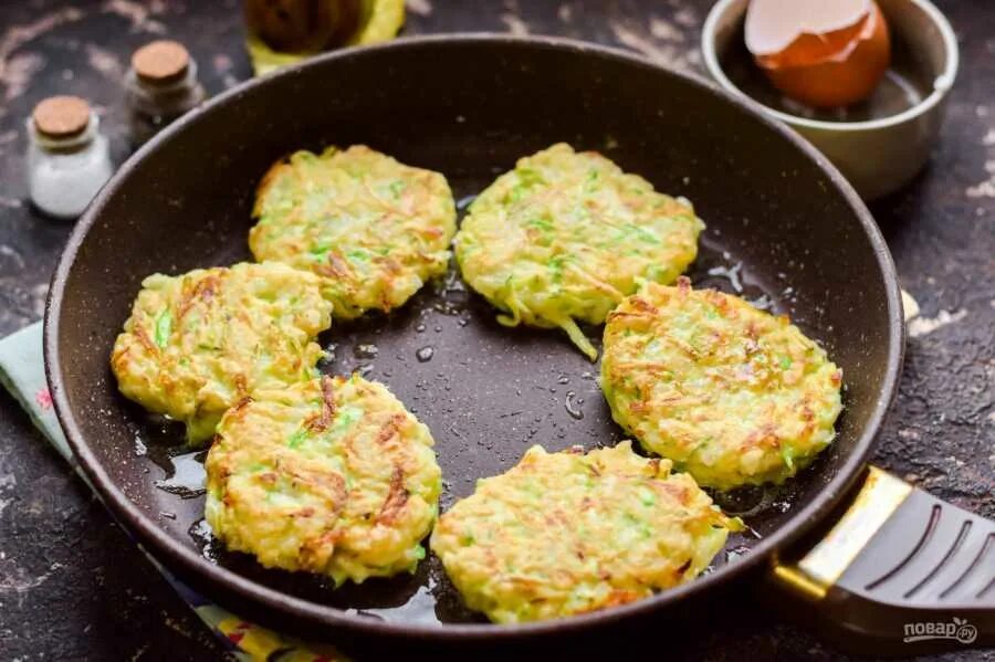 Оладьи из кабачков самый вкусный. Кабачковые оладьи на сковороде. Из кабачков оладьи на сковороде самый вкусный. Оладьи из кабачков. Кабачковые оладьи на сковороде.