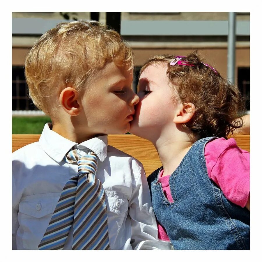 Поцелуй детей в школе. Поцелуй первоклассников. Дети поцелуй с языком. Целовать в засос. Большая девочка большой мальчик целуется