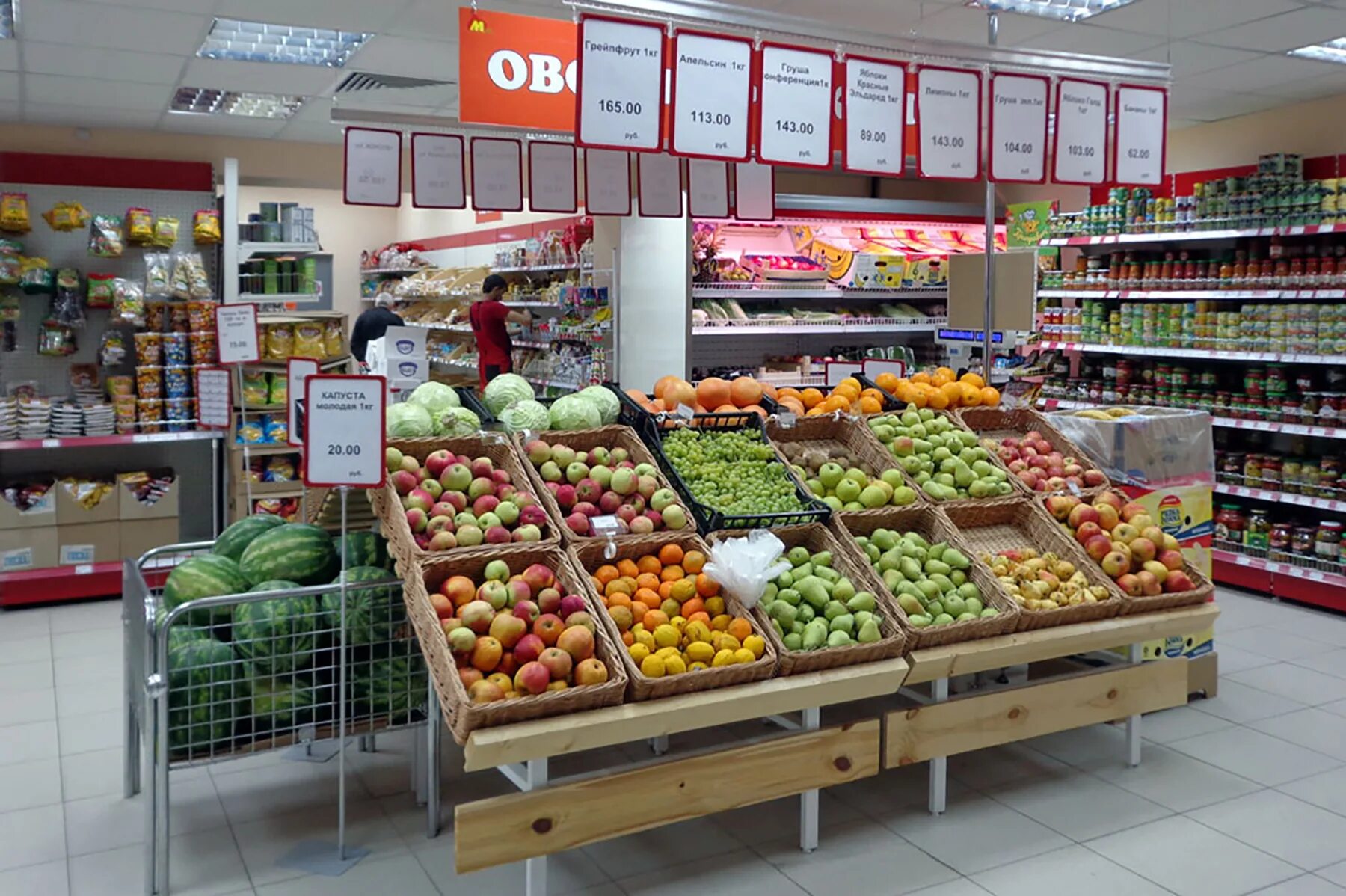 Выкладка овощей и фруктов в супермаркете. Прилавок с овощами и фруктами. Овощной прилавок. Фрукты выкладка в магазине. Интернет фруктовая