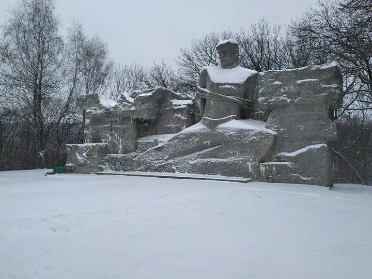 Мемориал холодный. Памятник холода. Дом пионеров Ставрополь. Мемориал холодный Родник Ставрополь. Холодные Родники Ставрополь в годы войны.