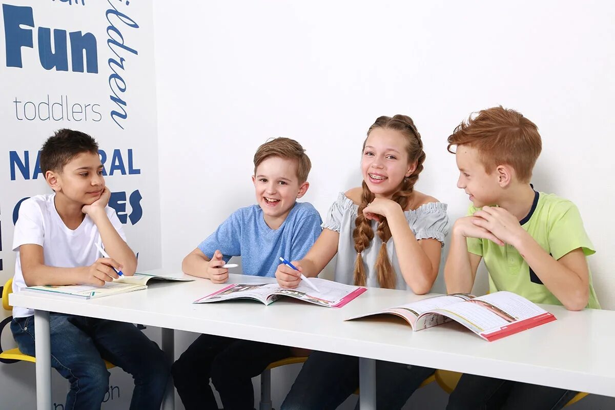 Занятия в языковой школе. Домашнее занятие английским языком. Учим английский. Курсы английского для взрослых. Курсы изучения английского языка.