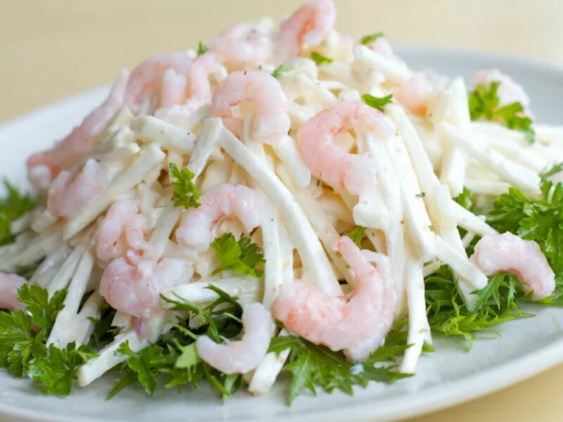 Салаты на праздничный стол кальмары рецепты. Салат из кальмаров. Салат морской с кальмарами.