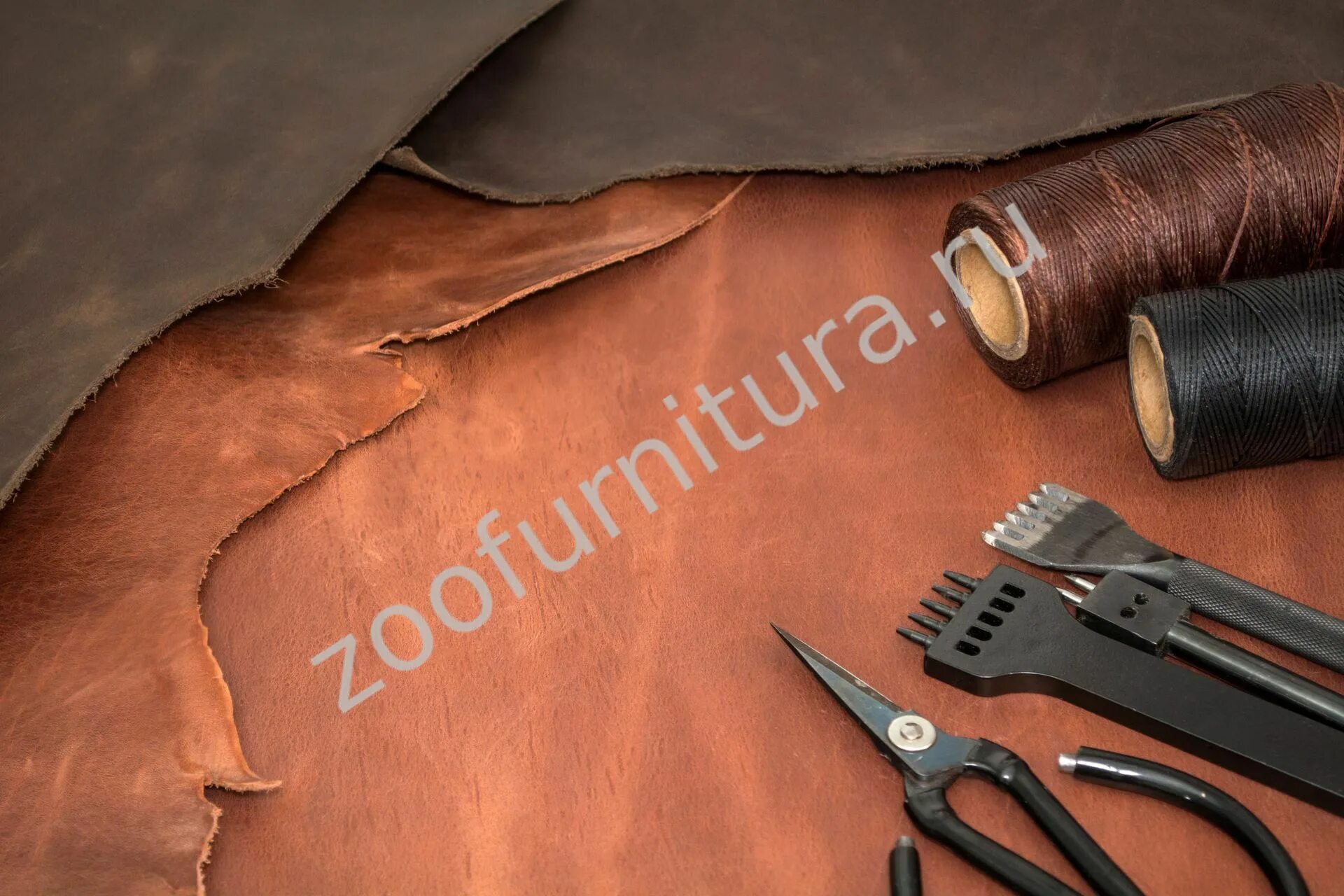 Техники обработки кожи. Кожевенные инструменты. Кожа (Leather). Крафт кожи. На выставке кожаных изделий.