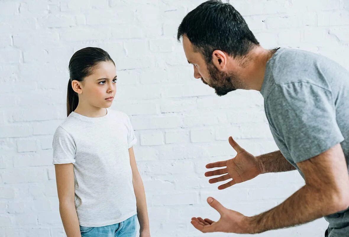 Отец ссорится с дочерью. Капризный ребенок. Кричащие дочь и отец. Психологическое (эмоциональное) насилие. Ненависть к родителям.