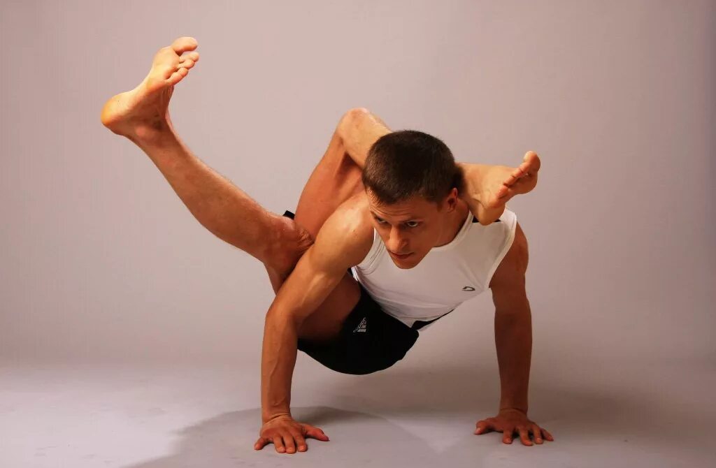 Сами упражнения. Планка в упоре лежа. Упражнения чтобы встать на мостик. Боковые планки. Упражнения для растяжки ног.